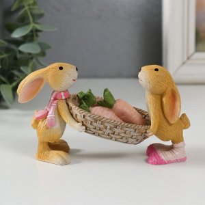 Фигурка полистоун «Зайчата несут корзину моркови», 13x5x7.5 см