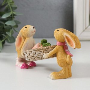 Фигурка полистоун «Зайчата несут корзину моркови», 13x5x7.5 см