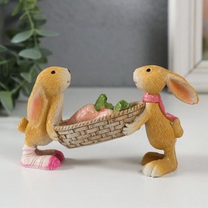 Фигурка полистоун «Зайчата несут корзину моркови», 13x5x7.5 см