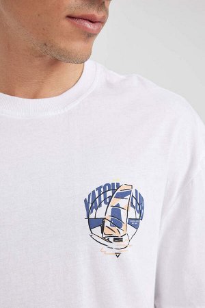Удобная футболка из 100 % хлопка с круглым вырезом сзади и короткими рукавами с принтом