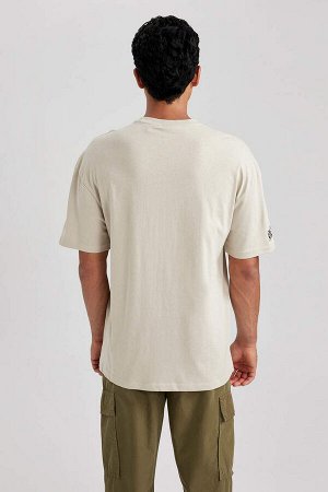Цельная удобная футболка с круглым вырезом и короткими рукавами с принтом