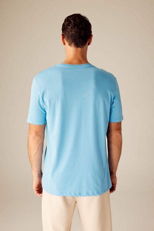 Базовая футболка стандартного кроя с круглым вырезом и короткими рукавами из 100% хлопка