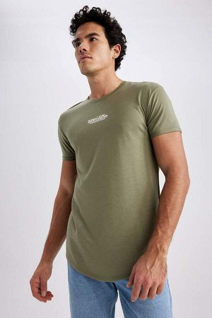Длинная футболка с круглым вырезом и короткими рукавами с принтом и мускулистым кроем