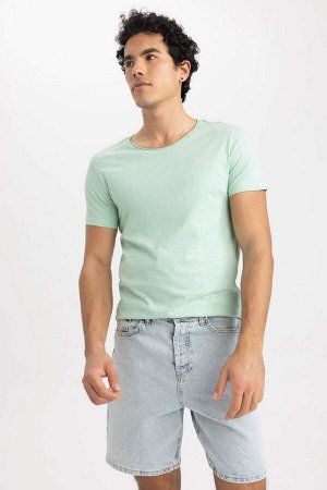Базовая футболка с коротким рукавом приталенного кроя и круглым вырезом