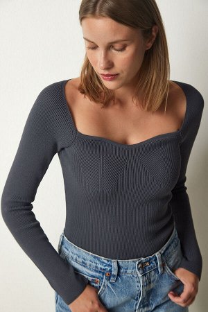 Женский вязаный свитер в рубчик антрацитового цвета с воротником-сердечком US00738
