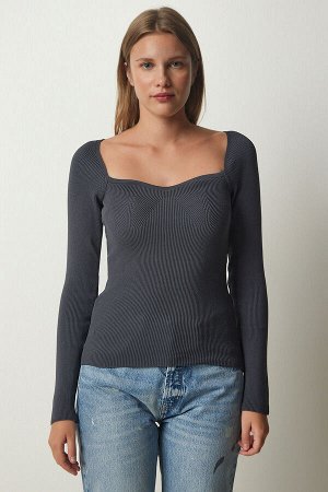 Женский вязаный свитер в рубчик антрацитового цвета с воротником-сердечком US00738