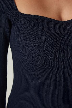 Женский темно-синий вязаный свитер в рубчик с воротником-сердечком US00738
