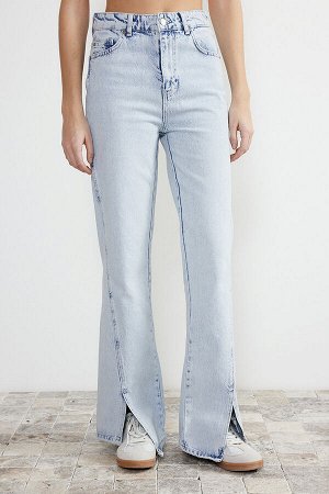 Синие джинсы с широкими штанинами и высокой талией