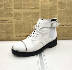Ботинки Ботинки, оформленные удобной шнуровкой спереди цвет: БЕЛЫЙ, искусственная кожа. Размер (длина стопы, см): 35 (22.5см)