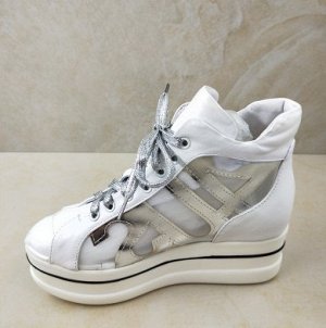 Ботинки Ботинки, оформленные удобной шнуровкой спереди цвет: БЕЛЫЙ, искусственная кожа. Размер (длина стопы, см): 35 (22.5см), 37 (23.5см), 38 (24см)