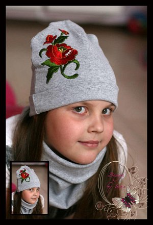 Серая шапка «Крупная Роза» с шарфом восьмерка на кнопках..