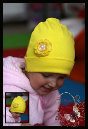 Желтая шапка с маленьким цветочком…