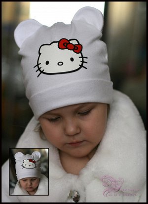 Белая шапка "с ушками" и принтом Hello Kitty...