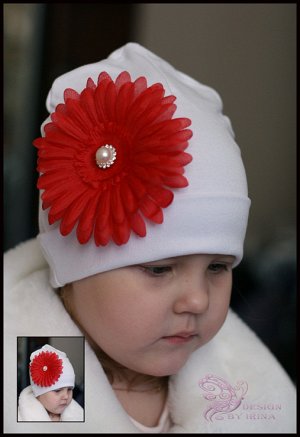 Белая шапка с красной герберкой Аглая…