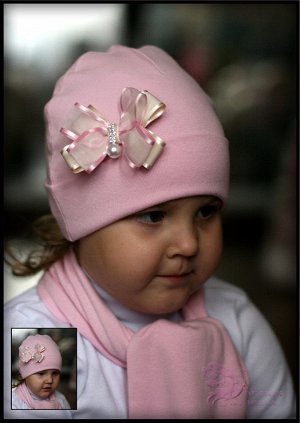 Бледно-розовая шапочка с бантиком Люси.