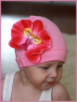 Розовая шапочка с розовой орхидеей …
