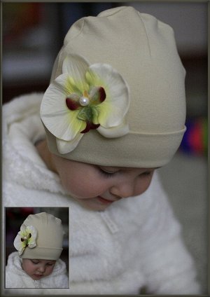 Бежевая шапочка с кремовой орхидеей…