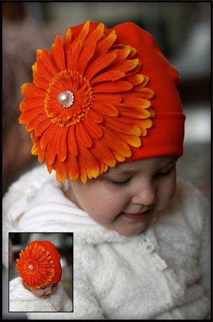 Оранжевая шапочка с крупной герберой…