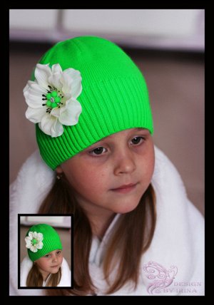 Вязаная шапка (весна/осень)кисл.зеленая с морозником.