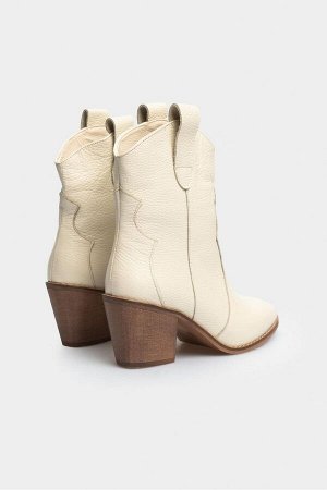 Бежевые женские ботинки из натуральной кожи с осторочным носком
