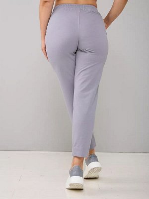 Брюки Летние брюки женские, выполнены из трикотажного полотна джинскотт. Брюки женские имеют пояс на резинке, среднюю по высоте посадку и два кармана по бокам, по низу брюк выполнены подвороты. Такие 