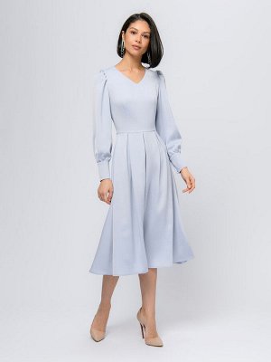 Платье серо-голубого цвета длины миди с длинными рукавами