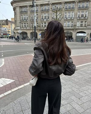 Женская куртка из эко кожи, на молнии, цвет темно-коричневый