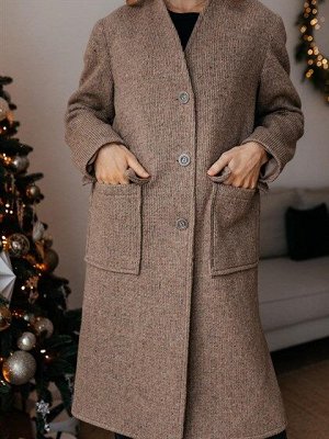 Жакет Пальто женское изготовлено из шерстяной ткани с добавлением вискозы. Имеет длинные рукава, накладные карманы с клапанами. Вырез горловины V-образный, переходящий в стойку. По бокам имеются глубо