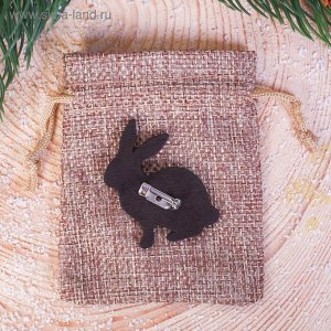 Значок деревянный в мешочке "Кролик"