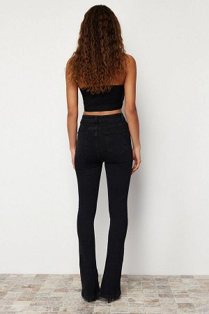 Расклешенные джинсы с высокой талией и черными рысаками