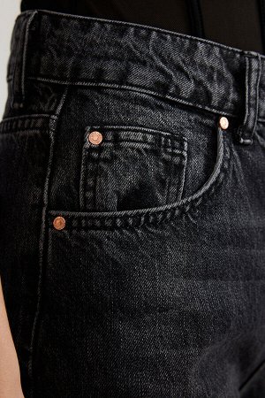 Черные джинсы с широкими штанинами и завышенной талией