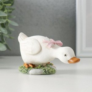 Фигурка полистоун «Гусёнок с розовым бантом на полянке», 12x5.5x5.5 см