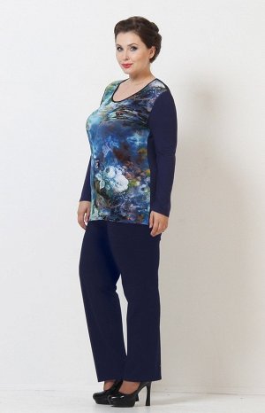 Синий Эффектная блуза с ярким принтом. Фасон блузы с длинными рукавами, полукруглой горловиной с черной окантовкой. Комбинирование однотонной ткани и оригинального принта создает модный стиль. Безупре