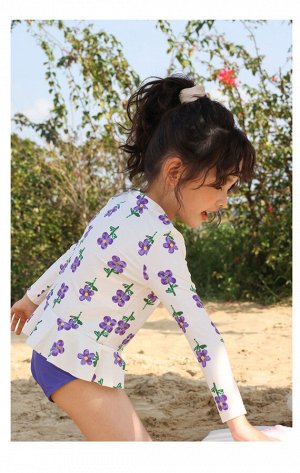 Купальный костюм для девочки, трусики и футболка с длинным рукавом, с рюшей. бело-фиолетовый с цветочками
