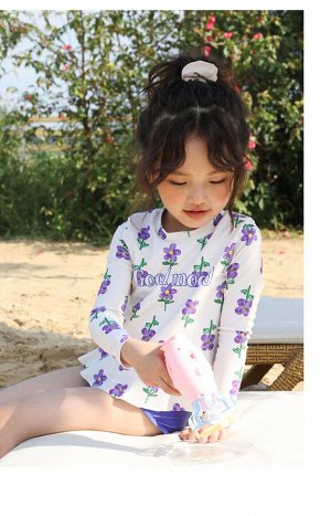 Купальный костюм для девочки, трусики и футболка с длинным рукавом, с рюшей. бело-фиолетовый с цветочками