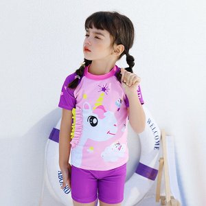 Купальный костюм для девочки, шорты и футболка с коротким рукавом + шапочка, фиолетовый с принтом