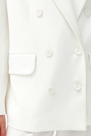 Жакет Классический белый жакет из костюмного полотна - must have для любого гардероба.
Воротник английский. По переду двубортная застёжка на петли и пуговицы, декоративные клапаны. По спинке открытая 