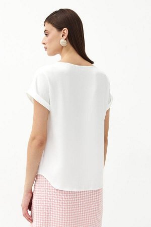 Блуза Комфортная блуза из атласного полотна высокого качества. Модель прямого силуэта. Спущенное плечо на манжете. 
Состав:
100% ПЭ
Длина:
62 см. (42 размер)
65 см. (52 размер)
Цвет:
Белый
