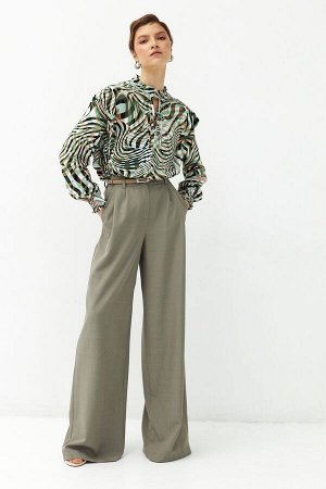 Брюки Ультрамодные брюки-палаццо из костюмного полотна.
Модель свободного силуэта на притачном поясе со шлёвками. По спинке резинка. По переду карманы, защипы и застёжка-гульфик.
Состав:
55% Вискоза
4