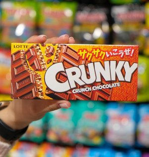 Шоколад с хрустящими рисовыми хлопьями Lotte Crunky / Лотте Кранки 45 гр Японские сладости