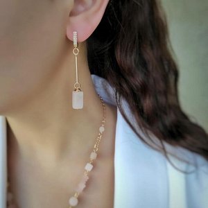 Серьги с розовым кварцем в позолоченной фурнитуре асимметрия
