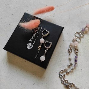 Серьги с розовым кварцем в белом металле асимметричные
