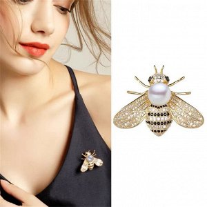 Женская брошь "Пчёлка" со стразами и декоративным белым жемчугом