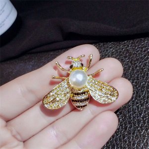 Женская брошь "Пчёлка" со стразами и декоративным белым жемчугом