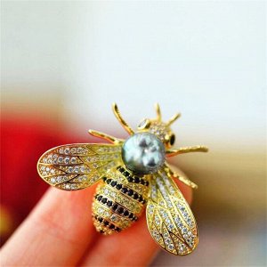 Женская брошь "Пчёлка" со стразами и декоративным серым жемчугом