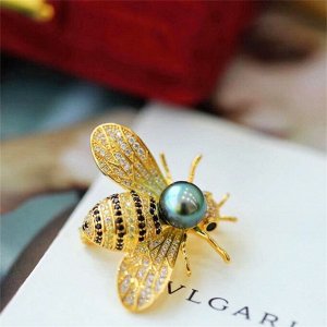Женская брошь "Пчёлка" со стразами и декоративным серым жемчугом
