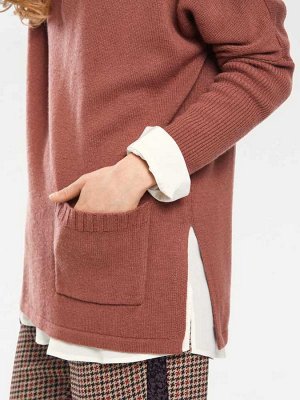 1к Rick Cardona  Пуловер, розовый  Изысканный пуловер с круглым вырезом горловины и дополнительным разрезом на декольте. Обрамляющий фигуру силуэт с широковатыми плечами, накладным карманом спереди и 