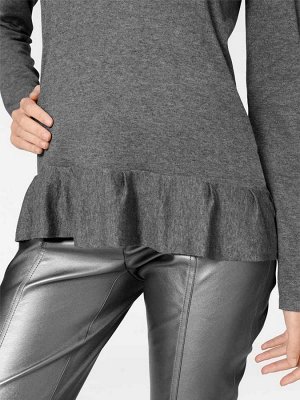 1к Rick Cardona  Пуловер, серый  Женственный пуловер с пришитым воланом. Обрамляющий фигуру силуэт с круглым вырезом горловины и длинными рукавами. Длина ок. 64 см. Приятный трикотаж из 45% хлопка, 33