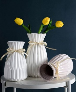 Интерьерная ваза с лентой из керамики 24см