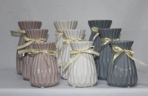 Интерьерная ваза с лентой из керамики 20 см